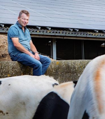 Gert van Adrichem is trots op zijn veehouderij. Op het dak van zijn stallen en werkplaats liggen 2.300 zonnepanelen.
