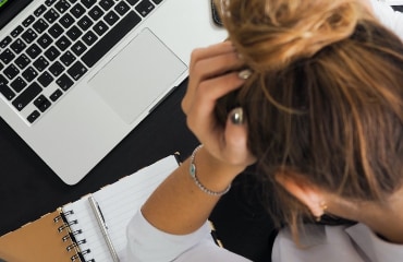 Vrouw die aan haar bureau aan het werken is