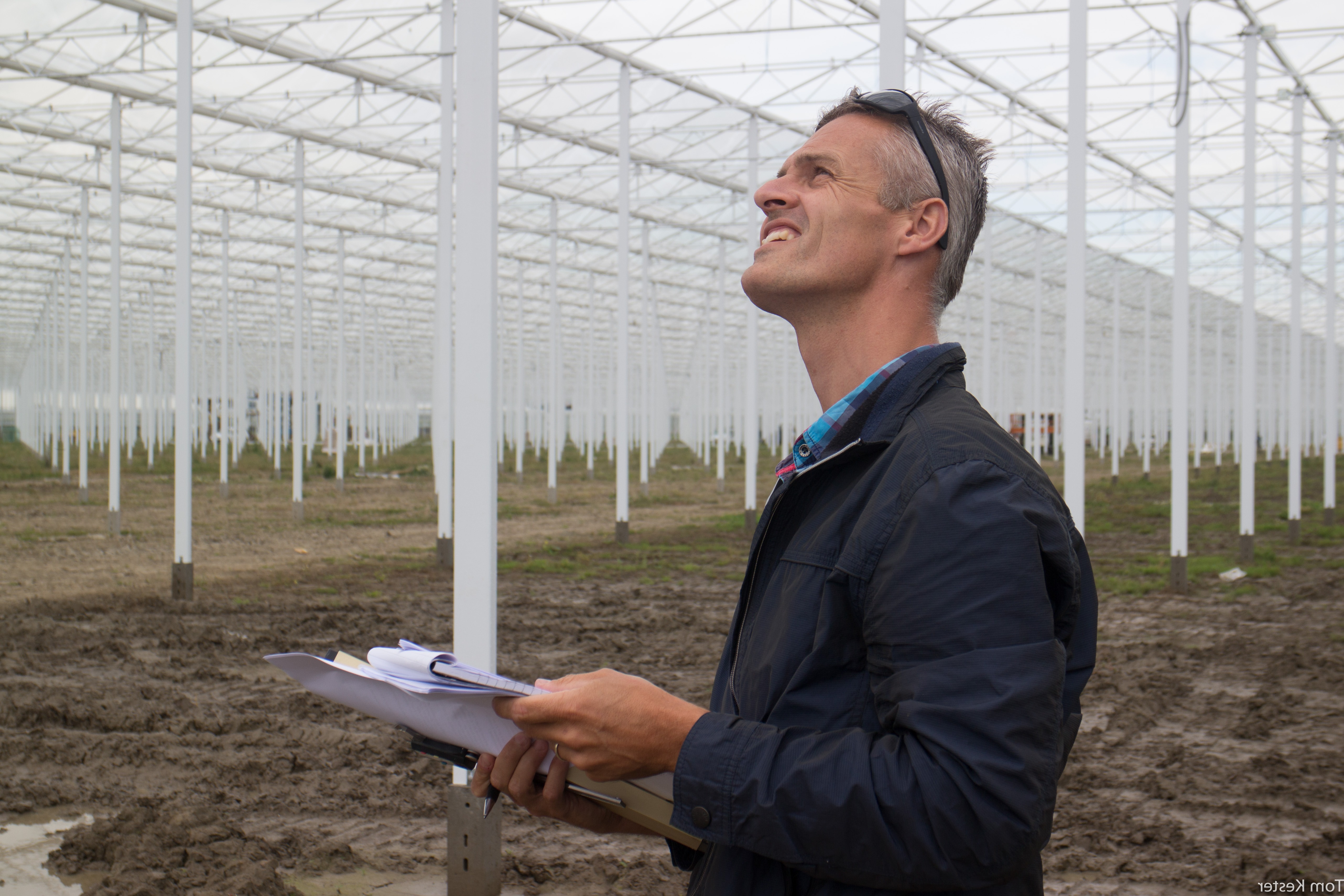 Technisch inspecteur van een kas. Hoe voorkomt u problemen door vastvriezende luchtramen van een kas? Bekijk de agrarische verzekeringen van Interpolis.