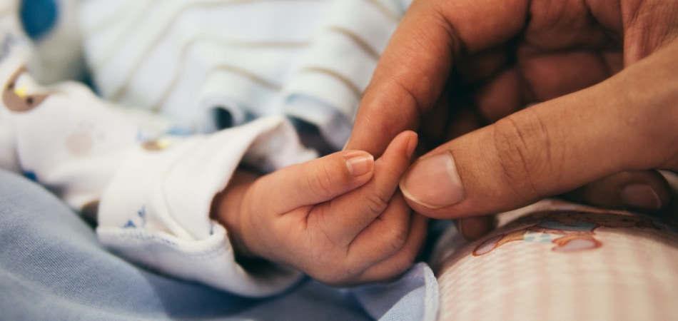 Handen van moeder en baby
