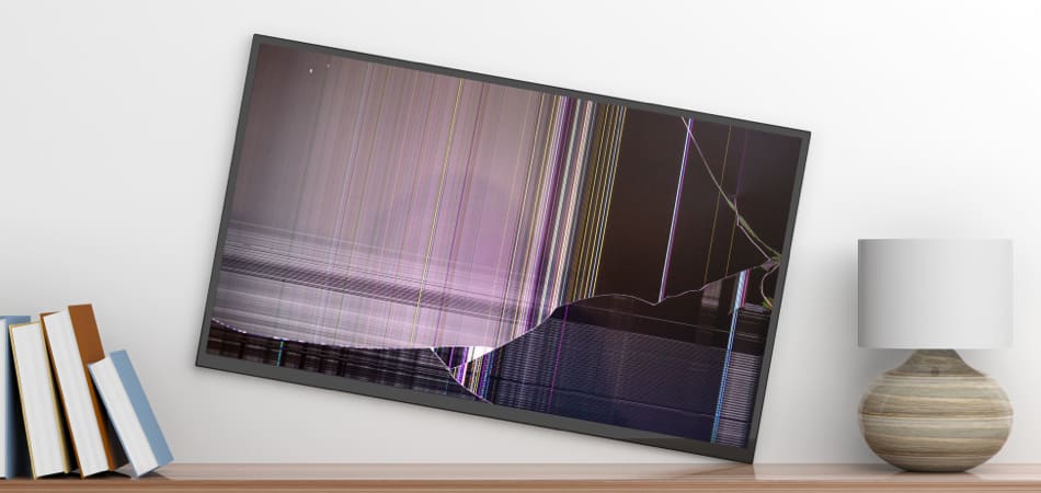 Flatscreen die scheef aan de muur hangt en beschadigd is
