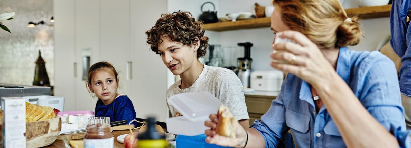 Lachende man en vrouw zitten met twee kinderen op de bank. De vrouw drinkt thee en de kinderen eten een boterham. Met de Alles in één Polis® van Interpolis heeft u een verzekeringspakket voor al uw particuliere schadeverzekeringen. Met de verzekeringen van de Alles in één Polis® bent u nooit dubbel verzekerd voor hetzelfde risico.