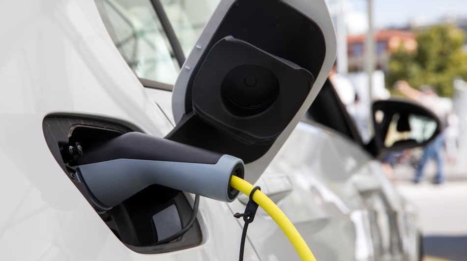 Elektrische auto die met een laadkabel wordt opgeladen