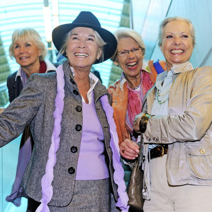 4 vriendinnen komen lachend de roltrap af. IkWoonLeefZorg geeft u meer informatie over zelfstandig wonen, hulp en zorg, sociale contacten en financiën.