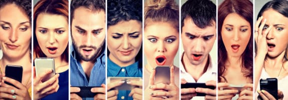 8 foto's naast elkaar van mensen die naar hun smartphone kijken