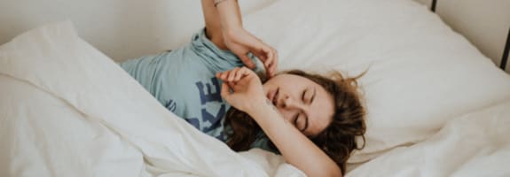 Vrouw die in bed ligt en net wakker wordt