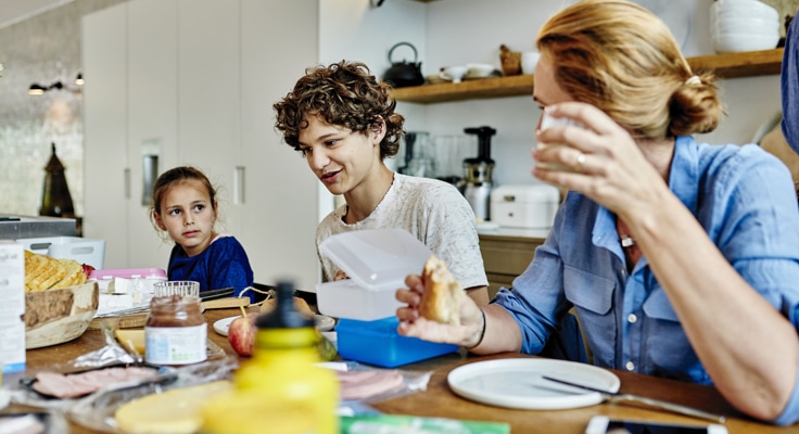 Vrouw zit met jongen en meisje aan tafel en eet een broodje. Met de Alles in één Polis® van Interpolis hebt u een verzekeringspakket voor al uw particuliere schadeverzekeringen. Met de verzekeringen van de Alles in één Polis® bent u nooit dubbel verzekerd voor hetzelfde risico.