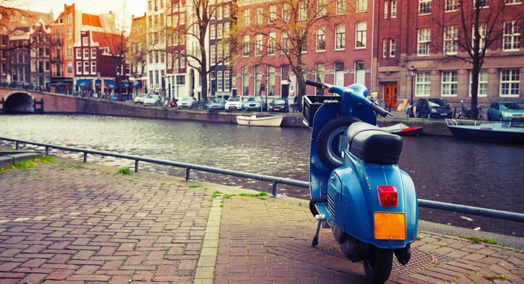Oude scooter voor grachten. Met de scooterverzekering, bromfietsverzekering of snorfietsverzekering van Interpolis kunt u uw scooter, bromfiets of snorfiets met kenteken verzekeren tegen schade en diefstal.