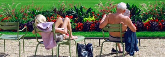 Een stel op leeftijd geniet samen in de zon van hun verdiende pensioen. Met de Interpolis direct ingaande lijfrenteverzekering kunt u uw lijfrentekapitaal periodiek laten uitkeren. Zo bent u zeker van een gegarandeerd inkomen.
