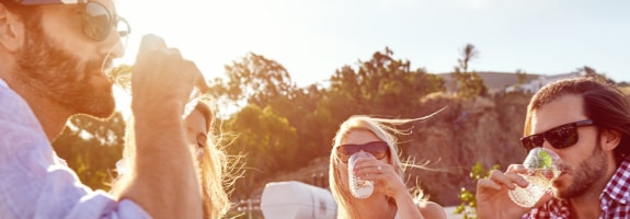 Een groepje vrienden drinkt gezellig samen een drankje. Met de Interpolis KoopSommenVerzekering bouwt u een lijfrentekapitaal op voor een aanvulling op uw inkomen