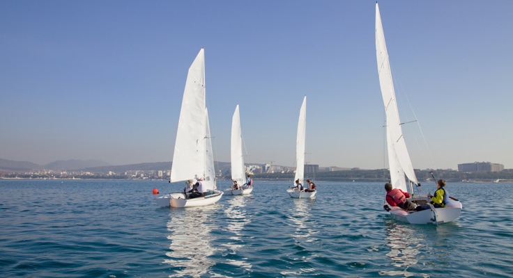 Mensen op een zeilboot die een vaartocht maken op het water. Met de Bootverzekering van Interpolis kunt u uw boot verzekeren tegen schade en diefstal.