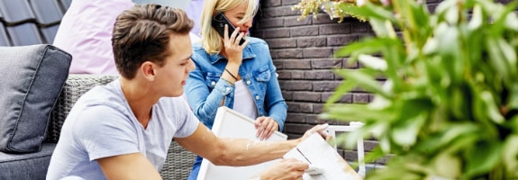 Man en vrouw die buiten aan het klussen zijn voor hun woning