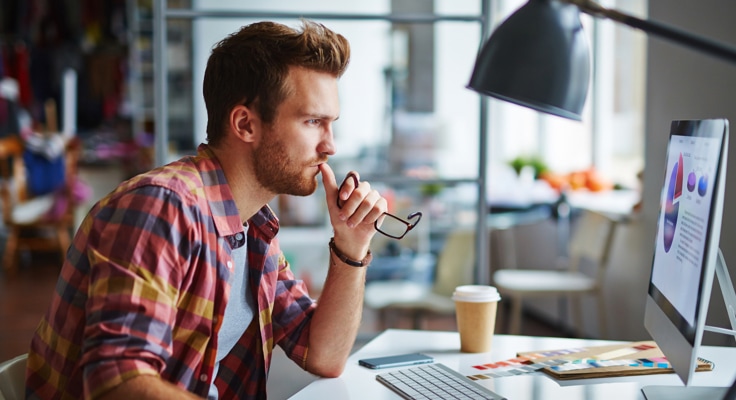 Een designer werkt op zijn computer, wat als hij arbeidsongeschikt raakt?