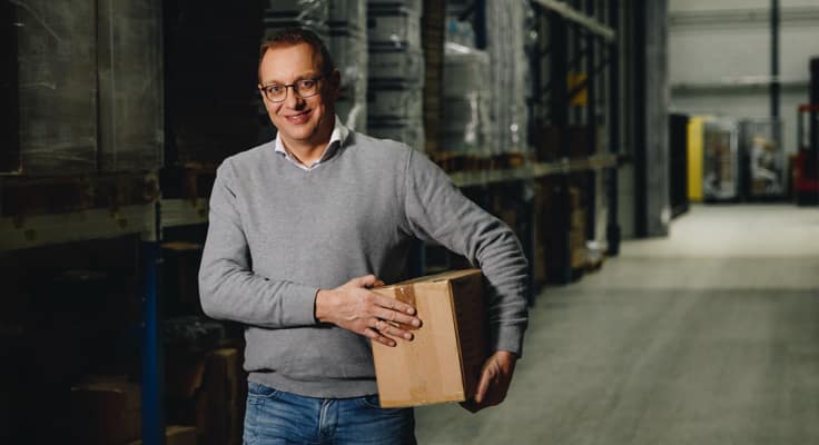Ondernemer in zijn warehouse, dat na een brand snel is herbouwd