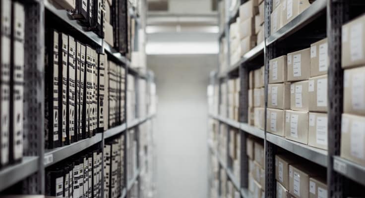 Magazijn met rekken waarin administratie mappen staan. Met ZekerInBedrijf extra kosten van Interpolis verzekert u uw bedrijf tegen onverwachte gebeurtenissen.