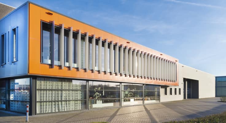 Drukke winkelstraat met verschillende panden en gebouwen. Met de gebouwenverzekering van Interpolis verzekert u uw bedrijfspand tegen schade.