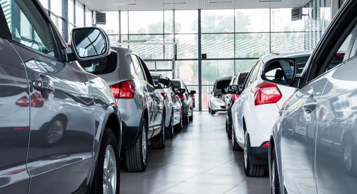 Verschillende auto's staan achter elkaar in de garage. Met de handelsvoorraad verzekering van Interpolis verzekert u uw voorraad tegen schade of diefstal.