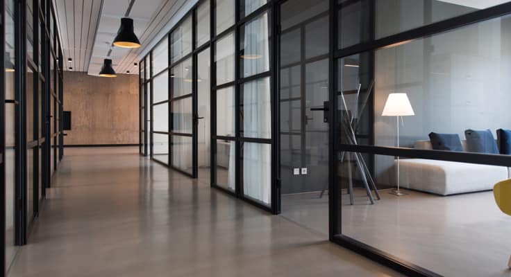 Verschillende kamers in een grote ruimte. Met huurdersbelang van Interpolis verzekert u de aangebrachte verbeteringen in uw gehuurde pand.