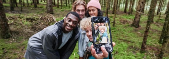 Joggers maken in het bos een selfie.