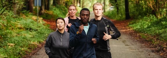 Een groep van mannen en vrouwen rent in het bos. De zorgverzekering ZorgCompact van interpolis is een voordelige zorgverzekering waarbij u alles online regelt.