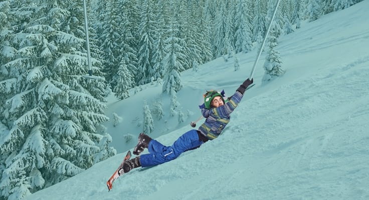 Man die valt tijdens skiën. Uw zorg goed verzekerd met ZorgCompact, de voordelige zorgverzekering van Interpolis.