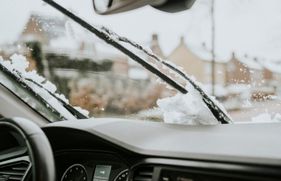 Ruitenwisser haalt sneeuw van de vooruit