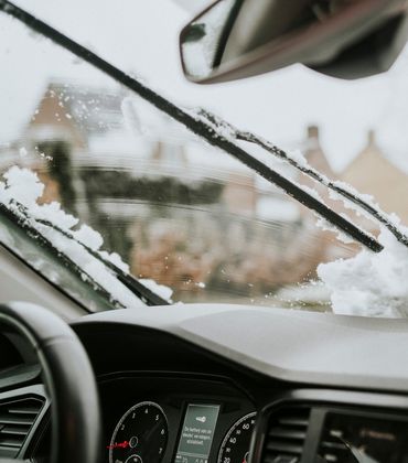 Ruitenwisser haalt sneeuw van de vooruit