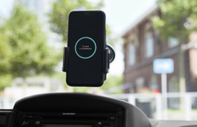 De AutoModus app van Interpolis in een telefoonhouder in een auto