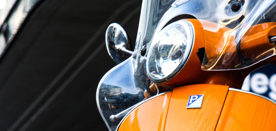 Een oranje scooter van vooraf gezien