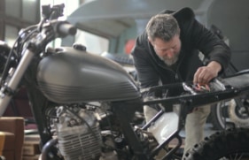 Een man die zijn motor controleert