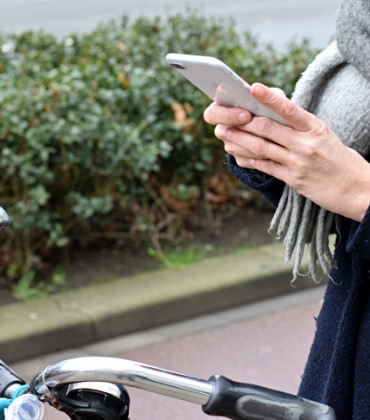 Iemand die een bericht leest op een smartphone