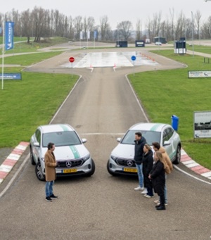 Victor Mids en 4 kandidaten staan voor 2 auto's, op de locatie van BewustBestuurd.