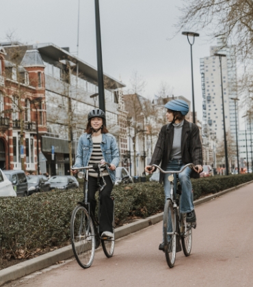 2 fietsers met fietshelm op