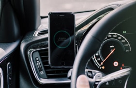 telefoon met de AutoModus app in een smartphonehouder in een auto