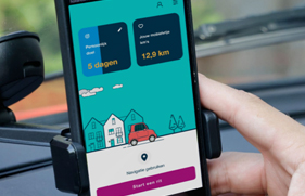 De AutoModus-app op een mobiele telefoon die in een voorruithouder bevestigd is.