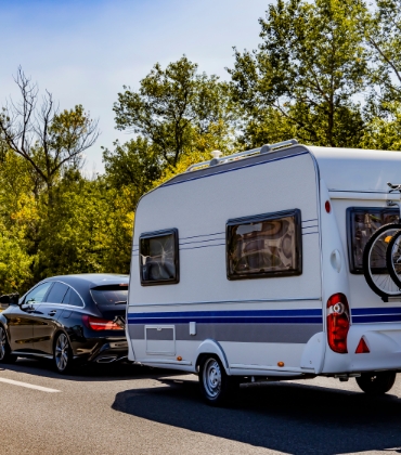 Auto met caravan achter rijdt op de snelweg.