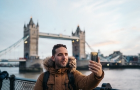 Man neemt een selfie voor de Tower Bridge in London