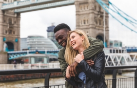 Man omhelst vrouw voor de Tower Bridge in London
