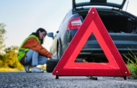 Een gevarendriehoek staat voor een auto met pech