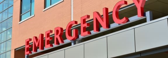 ingang van de eerste hulp bij een ziekenhuis in het buitenland