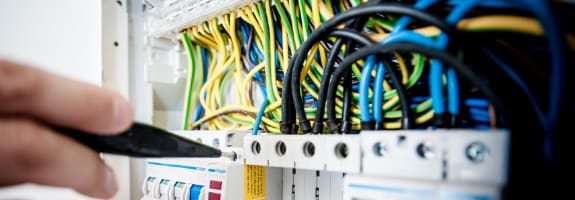 Een spanningstester die de spanning meet in een meterkast