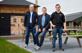 Foto van Mark van Lipzig (rechts) met risicodeskundige Interpolis Wim Niessen (midden) en verzekeringsadviseur Rabobank Bart Hazen.