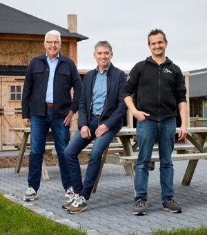 Foto van Mark van Lipzig (rechts) met risicodeskundige Interpolis Wim Niessen (midden) en verzekeringsadviseur Rabobank Bart Hazen.