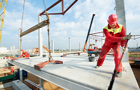 Bouwvakker werkt op hoogte aan een gebouw