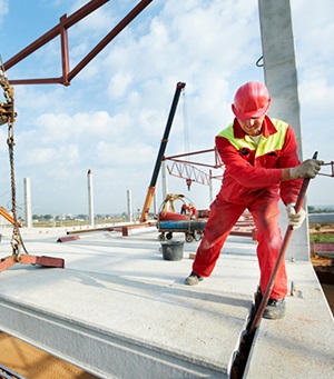 Bouwvakker werkt op hoogte aan een gebouw
