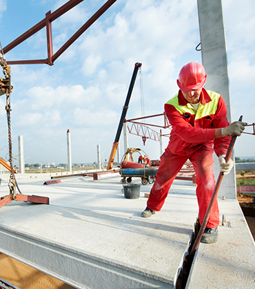 Bouwvakker werkt op hoogte aan een gebouw