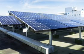 Zonnepanelen op plat dak