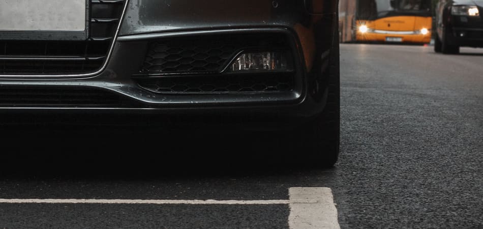 Linker bumper van een geparkeerde auto
