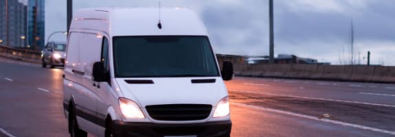 Witte bestelbus op de snelweg