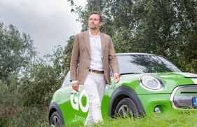 Doeke Boersma staat bij een elektrische auto van GO Sharing